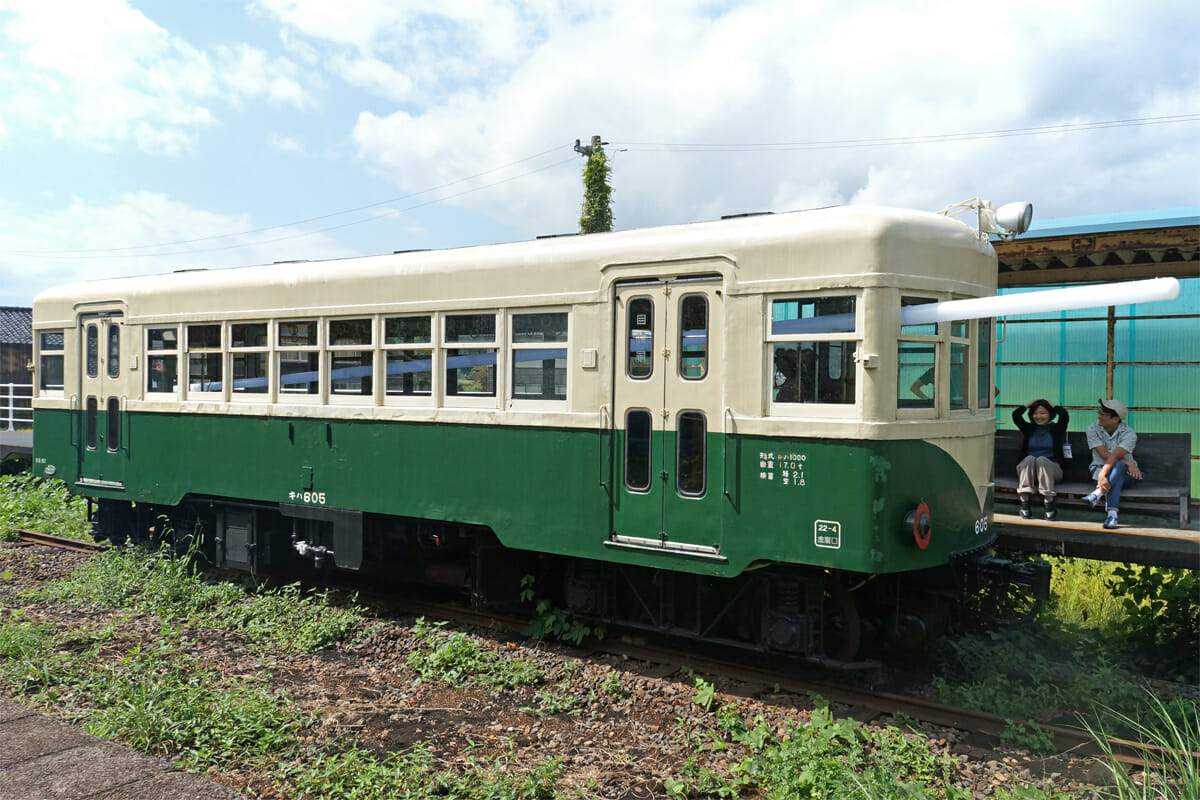 ま-も-なく（アデル・アブデスメッド）。かつて使われていた列車に、巨大な発光体が突き刺さっている。離れてみると非日常感が引き立つ