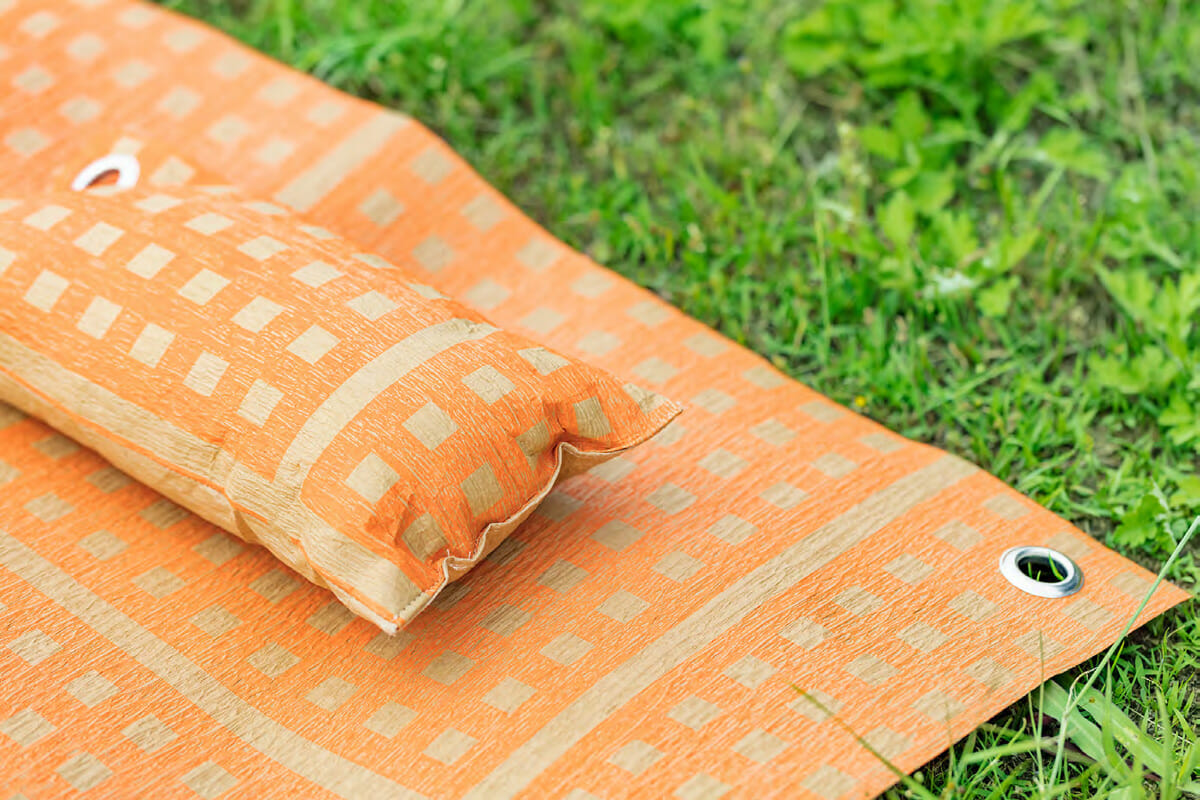 繊維が太く、強いコシと弾力性を持ったアスペロ綿を使用した「PICNIC PILLOW」。ハトメは携帯時や乾燥時のフックとして使える