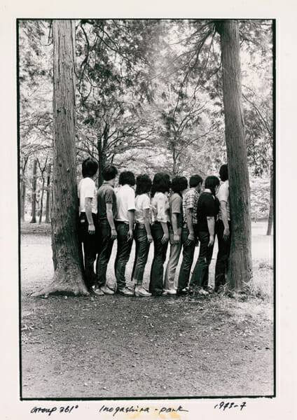 安齊重男《グループ361° 1973年7月 井の頭公園、東京》 1973年 国立国際美術館蔵 © ANZAÏ