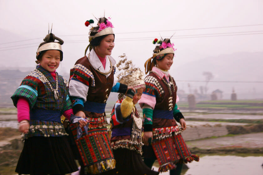 舟渓（ジョーシー）の蘆笙祭に参加する正装の娘たち（写真：佐藤雅彦）
