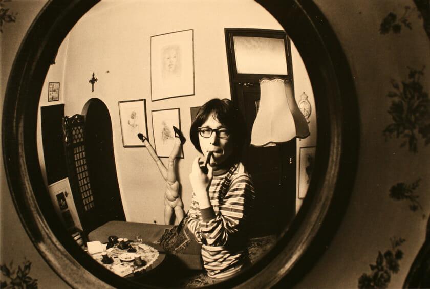自宅応接室の凸面鏡に映る澁澤　1976年