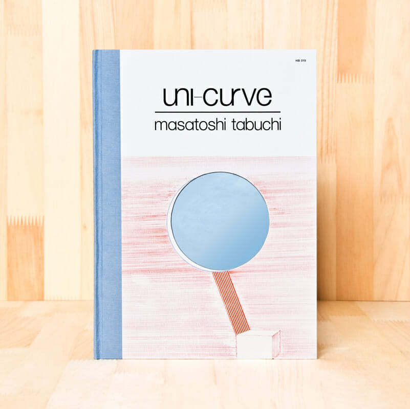 「uni-curve（ユニカーブ）」というタイトルは、作画に使用した定規の商品名。定規によって引けるラインのみで描いたドローイングのシリーズを、松田が色使いやモチーフにより3パターンに分類し、構成・デザイン・仕様にいたるすべてを決定した初めての一冊