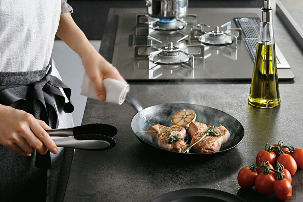 リクシルが提案する、料理を楽しむキッチン「リシェルSI」。焼きものならではの素材と美しさ