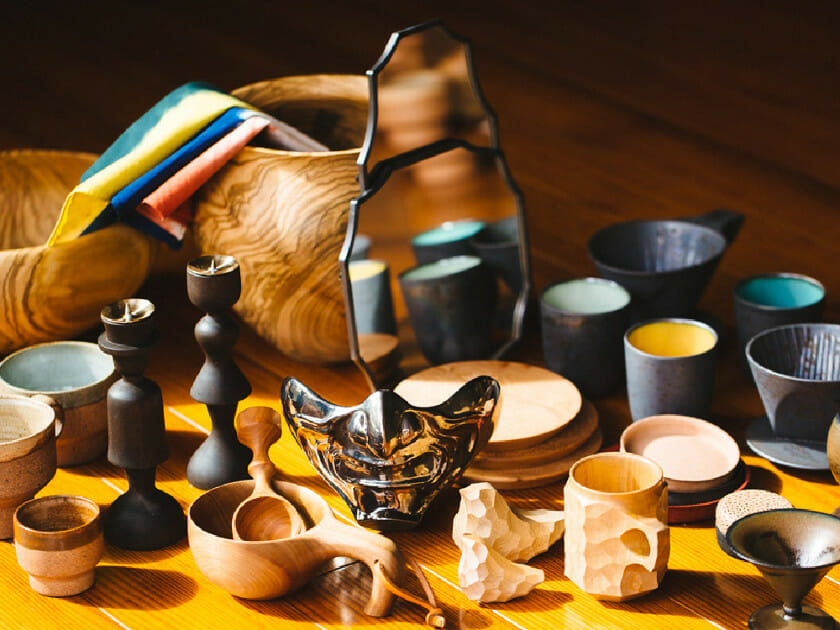 大島紬や薩摩焼、木工など全部で15種類の出展品