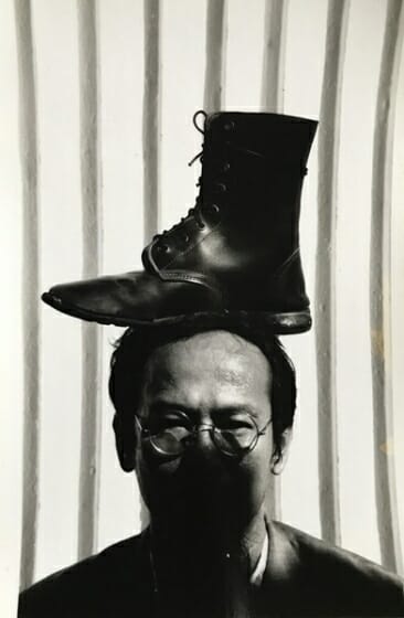 ワサン・シッティケート《私の頭の上のブーツ》1993 年　作家蔵　撮影：マニット・スリワニチプーン