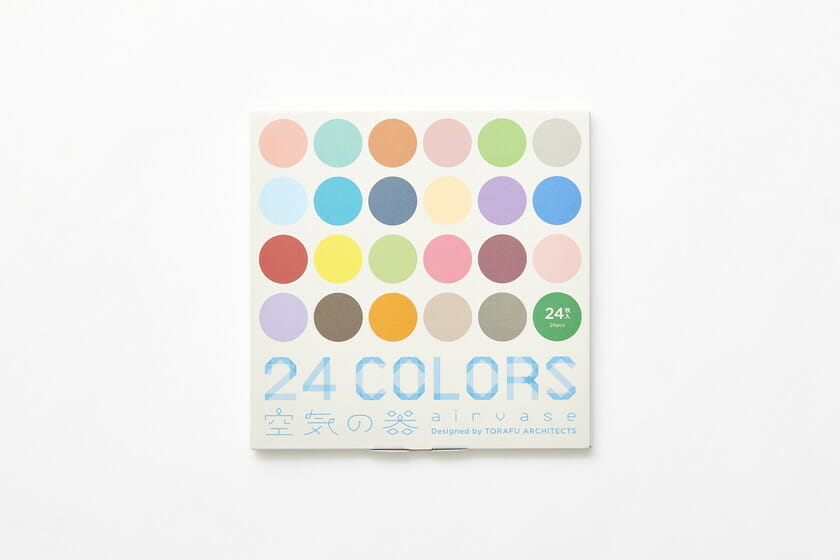 「空気の器 24 COLORS」24枚入り　3500円。<br /> 竹尾見本帖 at Itoyaでの展示期間中、120色すべての色と24枚セットが会場で販売されています。