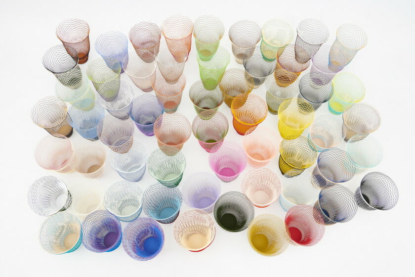 「空気の器 120 COLORS」の広げたあと。2枚以上重ねて、色が混ざり合うのを楽しむこともできる。