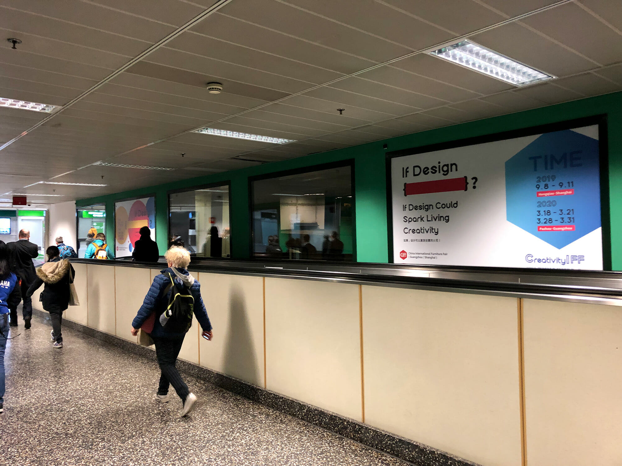 ミラノのマルペンサ空港の通路、サローネ会場へと続く地下鉄の通路とともに広告枠は中国の家具見本市の広告でジャックされていた