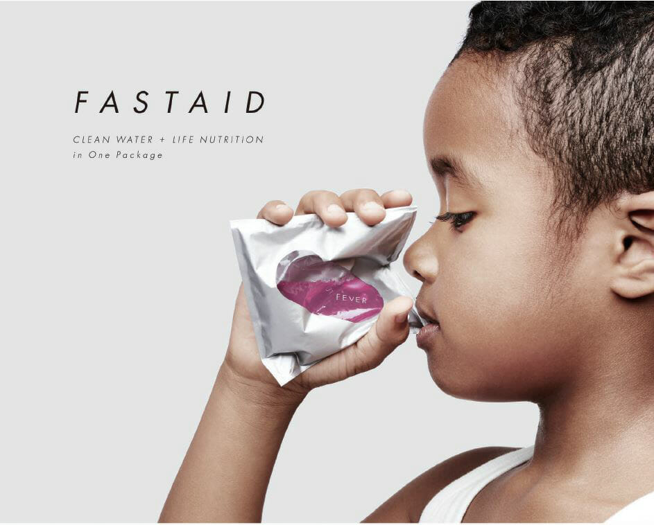 「FASTAID」は、完全シールとイージーピールの異なる機能を使い分けることが可能な新素材「ロック&amp;ピール®（エチレン系ポリマー）」が使用されており、1つのパッケージの中で、水と栄養成分を保存・携帯することができ、使用時にぎゅっと握ることで簡単に混ぜ合わせられる。