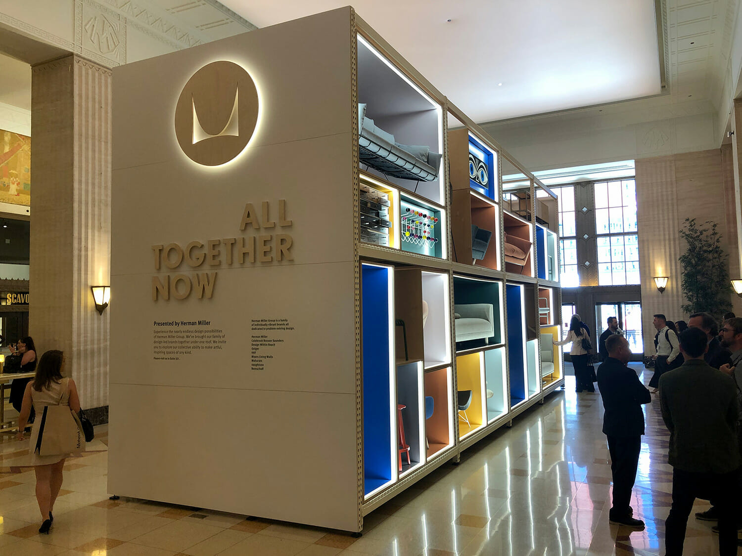 メインエントランスのホールでのHerman Miller（ハーマン・ミラー）による展示