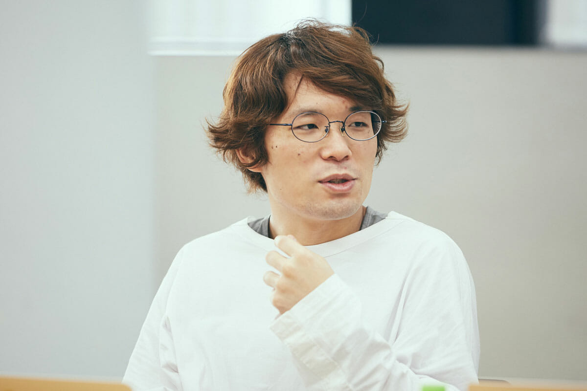 <strong>有馬トモユキ</strong><br /> アートディレクター/デザイナー<br /> 1985年生まれ。青山学院大学経営学部卒/朗文堂・新宿私塾第9期修了。2009年日本デザインセンター入社。コンピューティングとタイポグラフィを軸として、グラフィック、Web、UI等複数の領域におけるアートディレクションとコンサルティングに従事している。武蔵野美術大学基礎デザイン学科非常勤講師。 <br /> 当日のセッション「そうして言葉は飛んでいく」では、Webフォントやゲーム、音楽など、さまざまな領域を横断しながら文字を編集することについて語った。