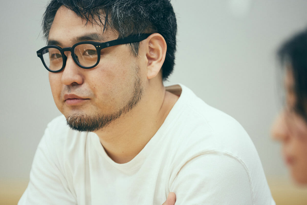 <strong>桝田草一</strong><br /> ウェブフロントエンドデベロッパー/アクセシビリティエヴァンジェリスト<br /> エンジニアリング企業のセールスからウェブ業界に転身し、デジパ株式会社でマークアップエンジニア、ウェブディレクターを経験後、2017年にサイバーエージェントに入社。生放送プラットフォームサービス「FRESH LIVE」のウェブフロントエンド開発を経て、現在は新規サービスの開発、社内外でのアクセシビリティの啓蒙・推進に従事している。WAIC(ウェブアクセシビリティ基盤委員会)作業部会2(実装)委員。<br /> 当日のセッション「オンスクリーンにおけるベアボーンタイポグラフィ」では、Webにおいて意味を伝えるということ、またその手段であるHTMLの重要性について語った。