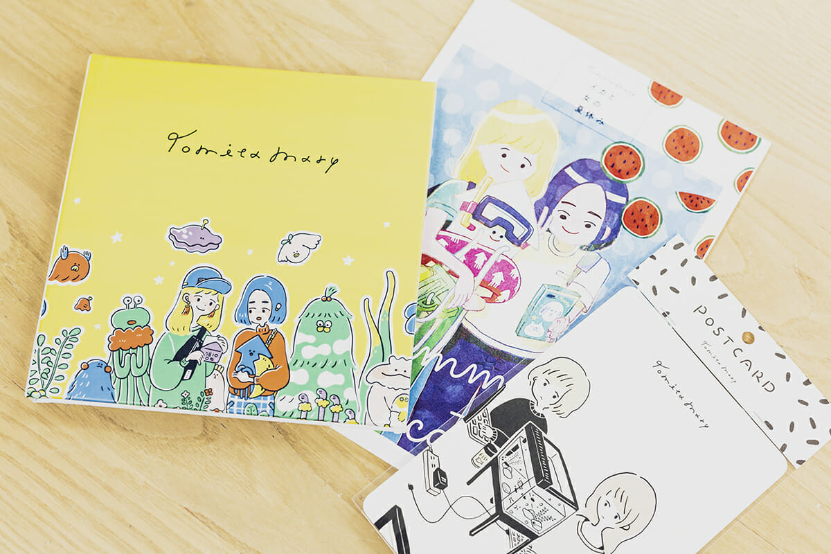 イラストブックやポストカードなど、冨田さんのオリジナルグッズ