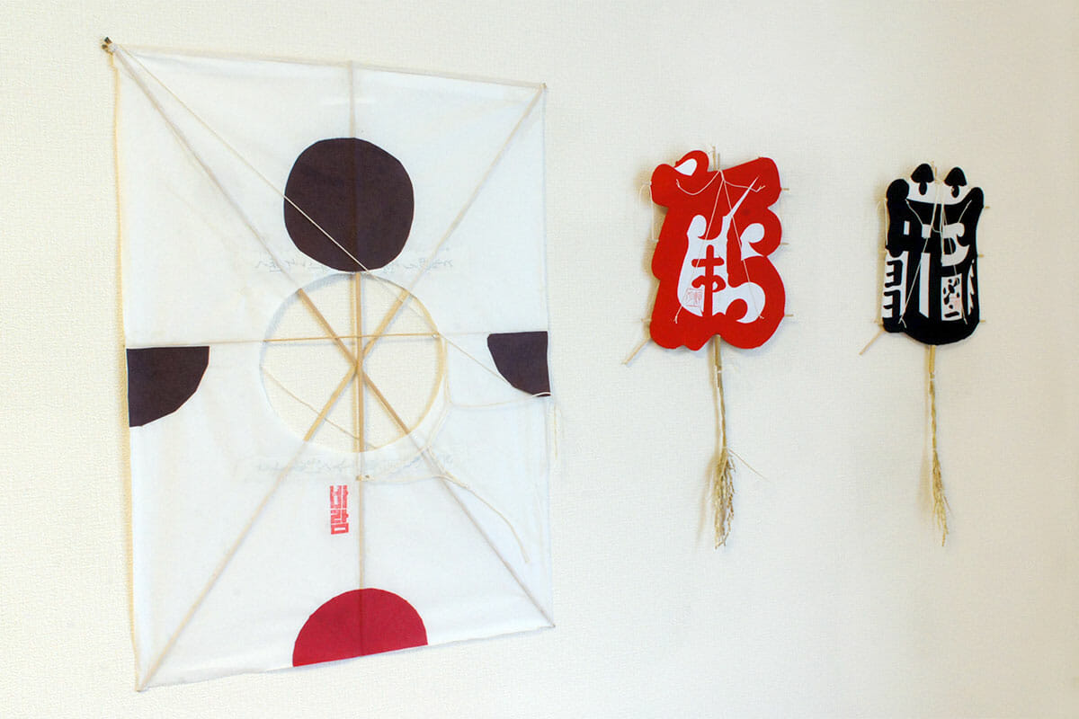 真ん中と右側の凧は長崎でつくられた、鶴と亀がモチーフの凧。