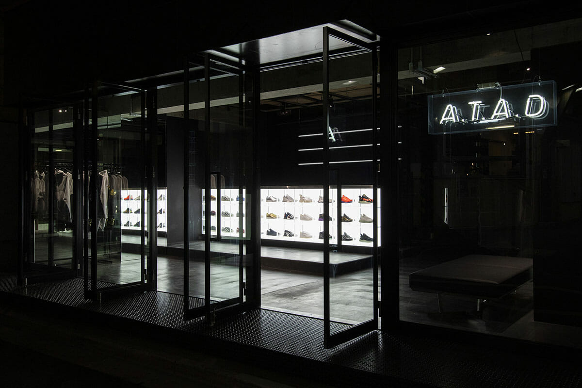 YARが内装デザインを手がけた、adidas×atmosの新店舗「A.T.A.D」が原宿にオープン