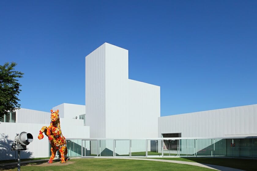 小池一子が十和田市現代美術館の館長を退任。新館長にキュレーター・鷲田めるろ