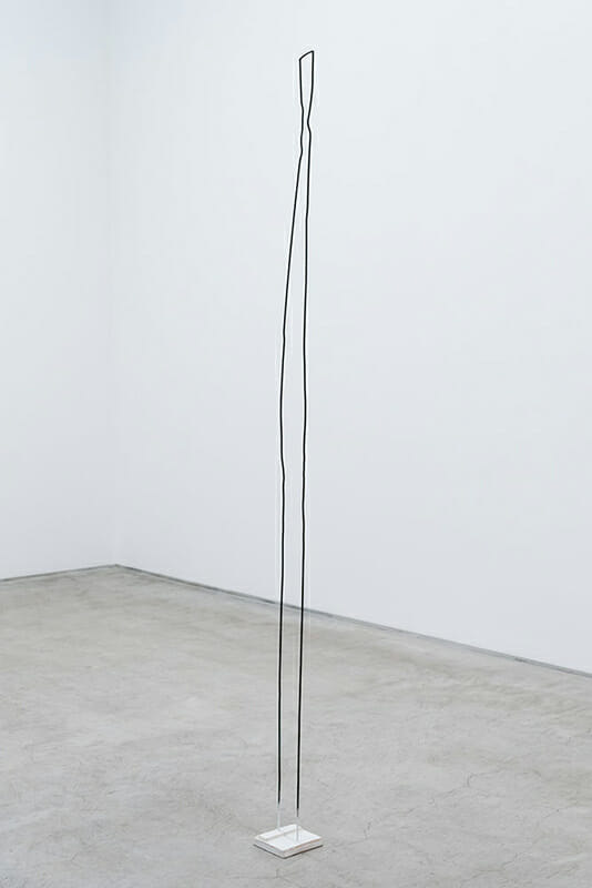 立つ 2020 Painted wood, steel