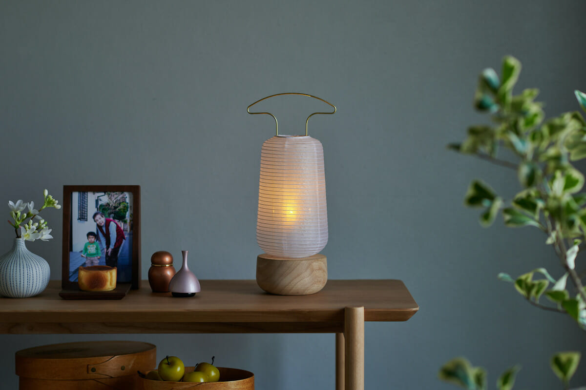 若林佛具製作所が、現代の住空間に合うシンプルな盆提灯「AKASHI」を発売