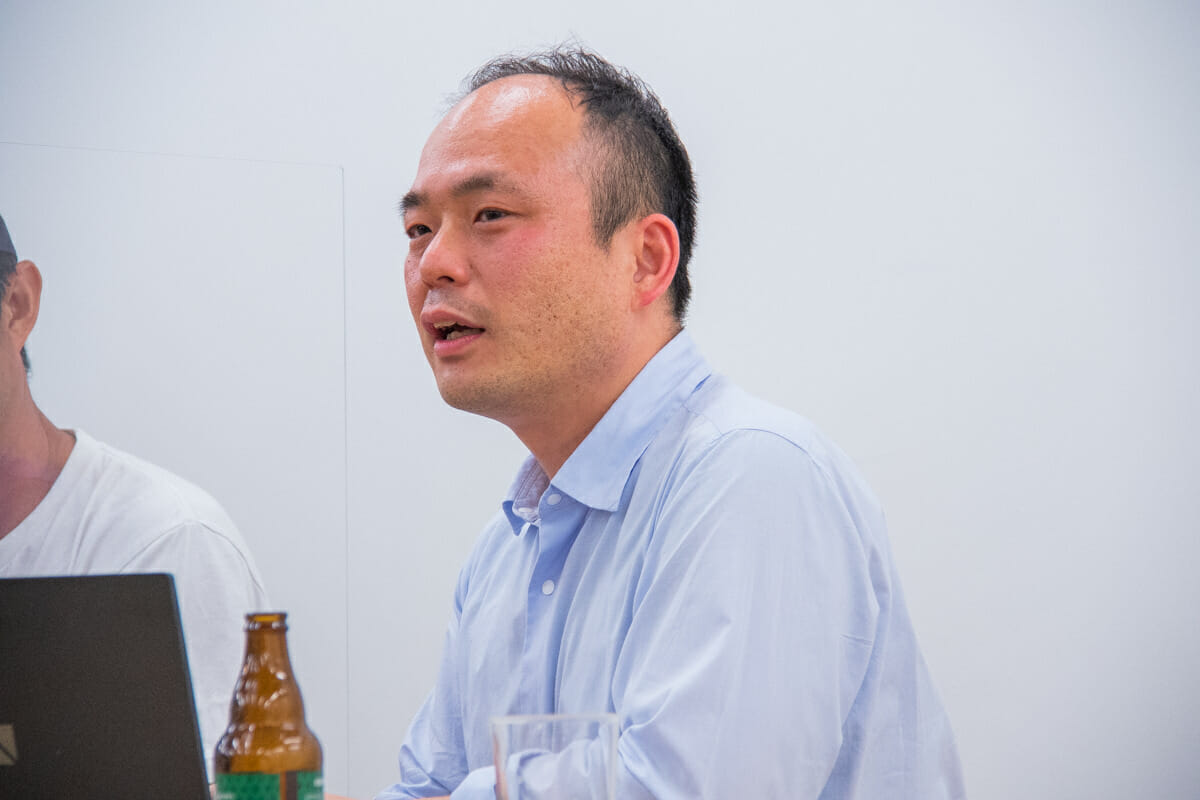 <strong>高橋寿太郎</strong> 創造系不動産代表 1975年大阪市生まれ。2007年まで東京の設計事務所で、住宅から商業施設、公共建築まで14件の建築設計監理業務をチーフとして歴任。その後2011年まで東京の不動産総合会社で、分譲開発・売買仲介・賃貸管理・コンサルティングなど幅広く業務。2011年11月、創造系不動産株式会社を設立。建築家とのコラボレーションに特化した不動産会社のリーディングカンパニーとなる。2012年から継続する「創造系不動産スクール」には、多数の建築設計者が集まる。2019年、外房のいすみ市で「いすみラーニングセンター」を展開。