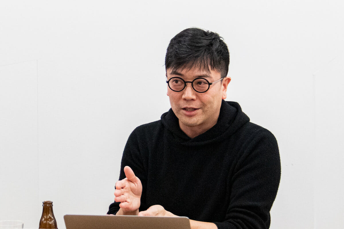 <strong>石川 俊祐 </strong> 多摩美術大学特任准教授 日本を代表する「デザイン思考」実践者。企業のブランディング、組織デザイン、教育プログラムの開発から新規事業創出まで、数々のイノベーションプロジェクトを主導する。茨城県生まれ。ロンドン芸術大学Central St. Martins卒業後、Panasonic Design Companyでプロダクトデザイナーとしてキャリアをスタート。英PDD Innovations UKのCreative Leadを経て、IDEO Tokyoの立ち上げに従事。2018年よりBCG Digital VenturesにてHead of Design/Strategic Design Directorとして大企業社内ベンチャー立ち上げに注力したのち、2019年、九法崇雄、内倉潤とともにKESIKI設立。現在、多摩美術大学クリエイティブリーダーシッププログラム特任准教授・プログラムディレクター、CCC、NTT com、aperza、XZなど大企業からスタートアップなど複数社のアドバイザーに従事、 D&ADやGOOD DESIGN AWARD、山形エクセレンスデザイン、いばらきデザインセレクションの審査委員を兼任するほか、数々のセミナー、カンファレンスにてキーノートや講師を務めた実績を持つ。Forbes JAPAN世界で影響力のあるデザイナー39名に選出。著書に『HELLO, DESIGN 日本人とデザイン』。