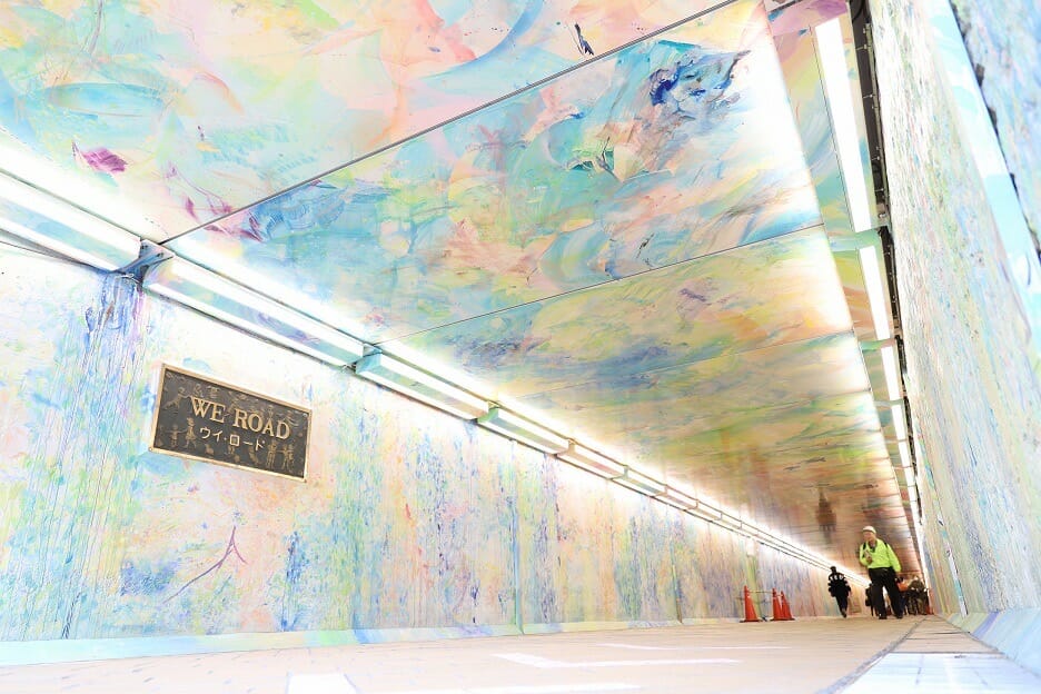 池袋駅の東西をつなぐ雑司が谷隧道「ウイロード」の壁面アート