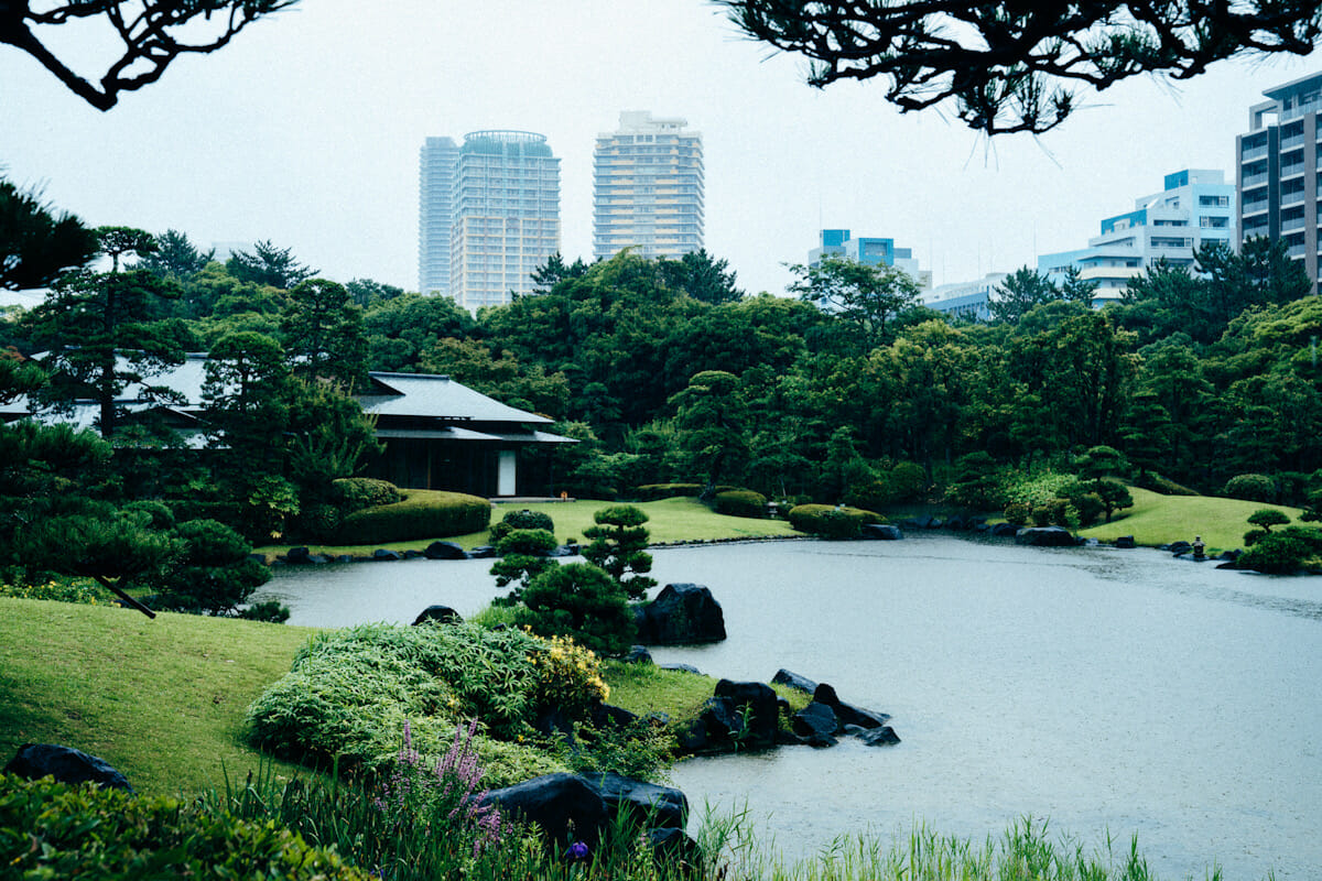 舞台となる日本庭園「見浜園」