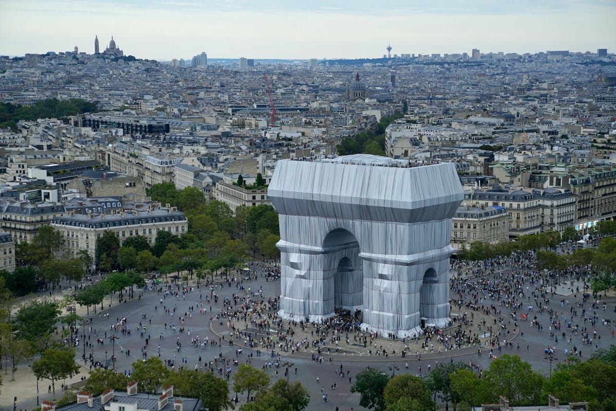 Christo and Jeanne-Claude “L’Arc de Triomphe, Wrapped, Paris, 1961-2021”（Photo: Wolfgang Volz ©2021 Christo and Jeanne-Claude Foundation）