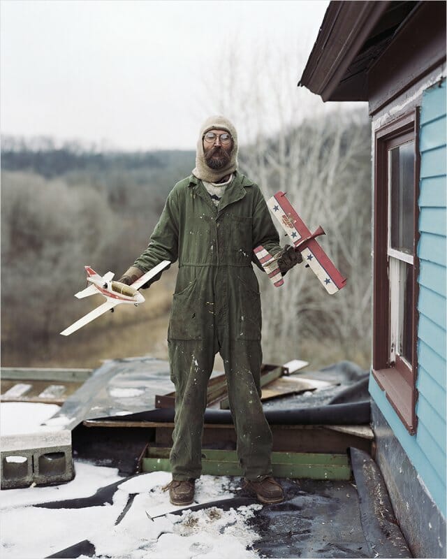 《チャールズ、ミネソタ州ヴァーサ》〈Sleeping by the Mississippi〉より 2002年 ©Alec Soth, courtesy LOOCK Galerie, Berlin