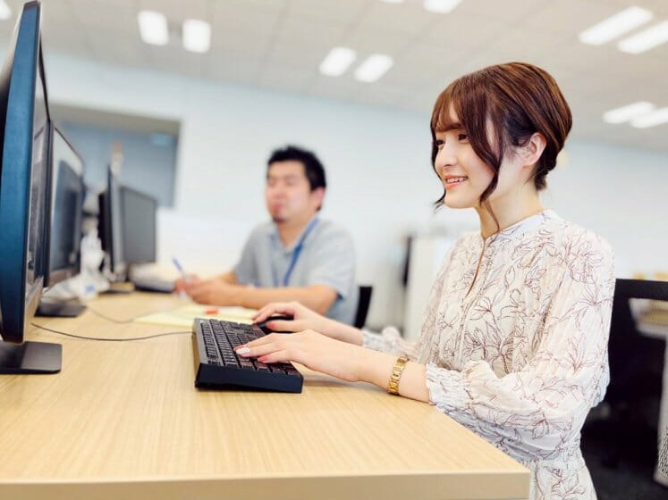 【求人情報】「イモトのWiFi」などを展開するエクスコムグローバル株式会社が、Web/DTPデザイナーを募集