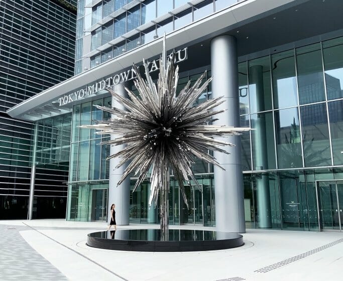 吉岡徳仁による巨大な光の彫刻「STAR」が、東京ミッドタウン八重洲に登場
