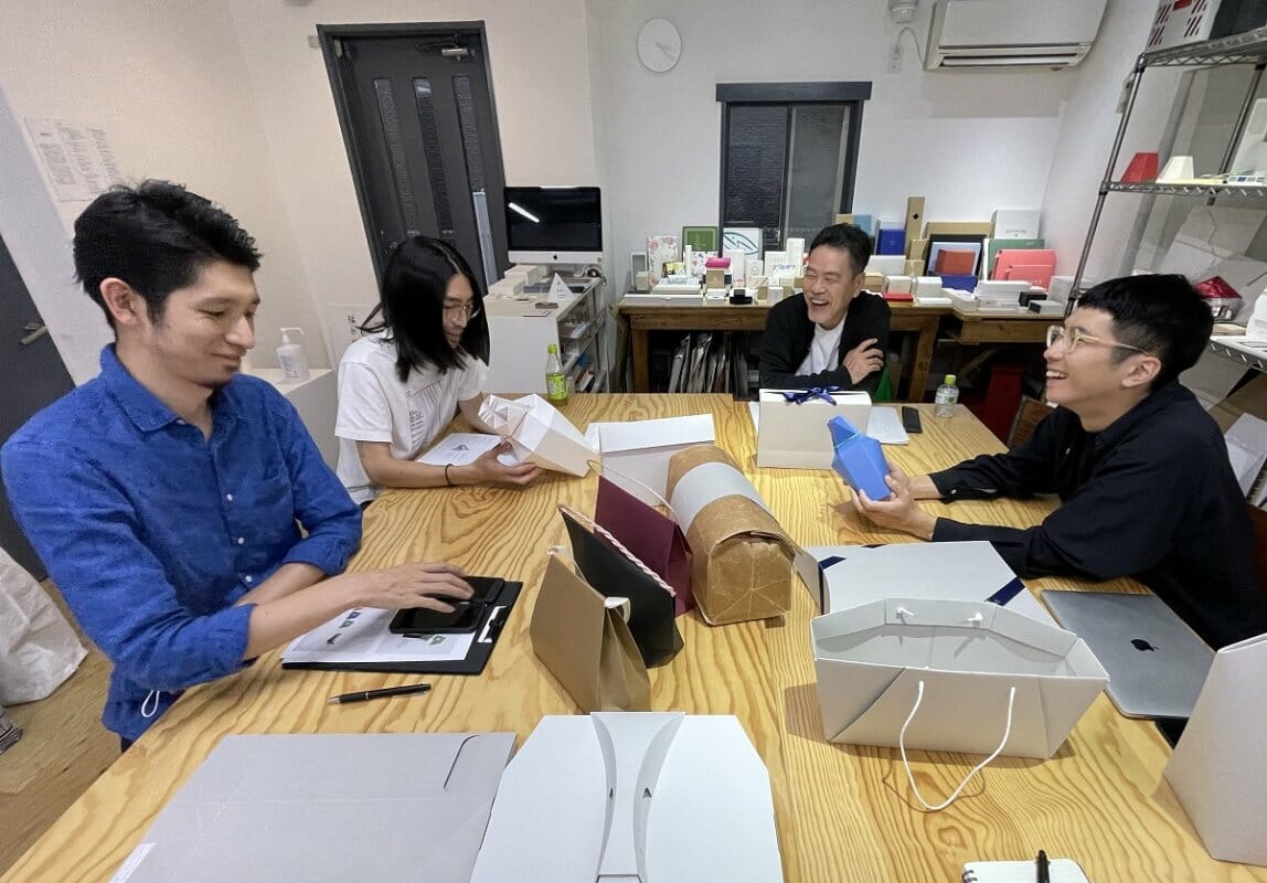 福永紙工 設計スタッフの方々とNEWの山田十維さんとのUNBOXパッケージにおけるミーティング風景