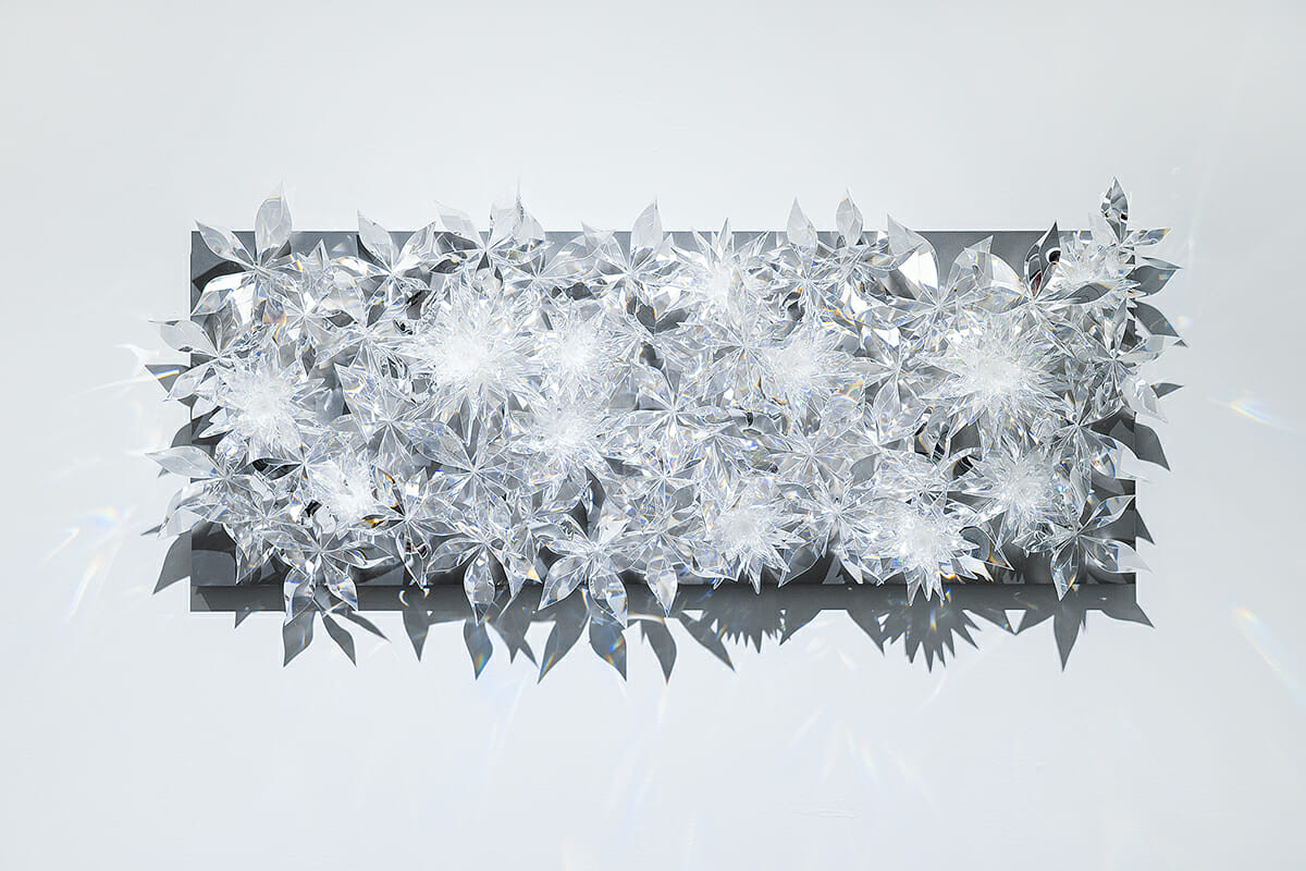 Prism Flower Wall (2022) 素材：プリズム光学樹脂・ステンレス