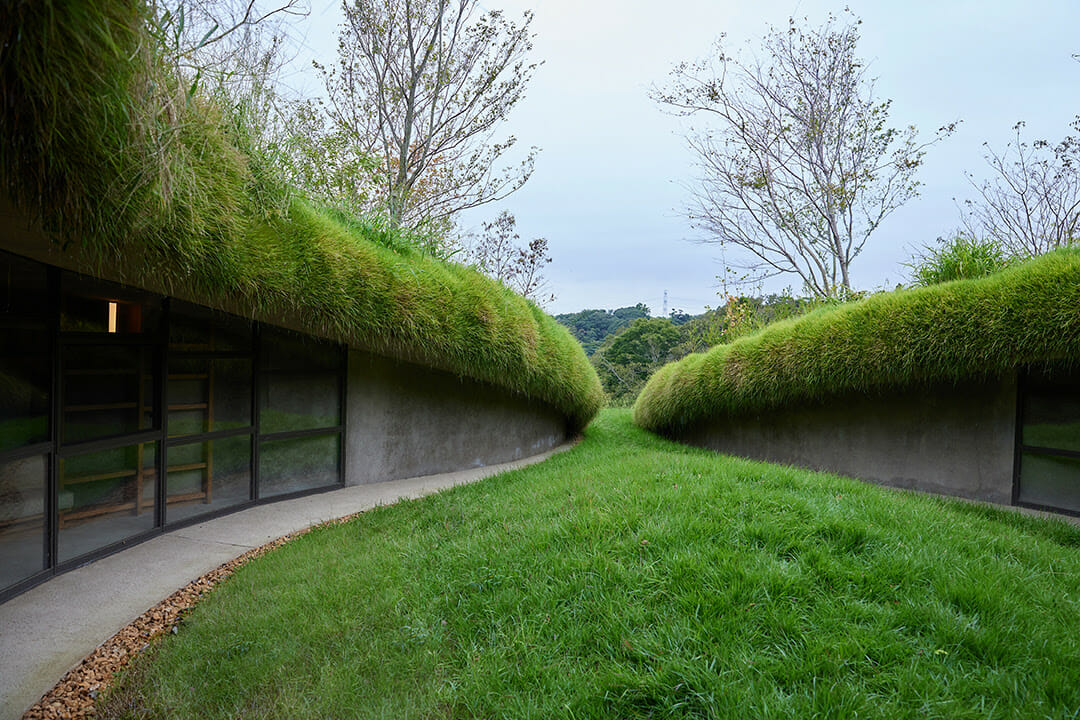 中村拓志が設計、木更津のKURKKU FIELDSに「地中図書館」がオープン