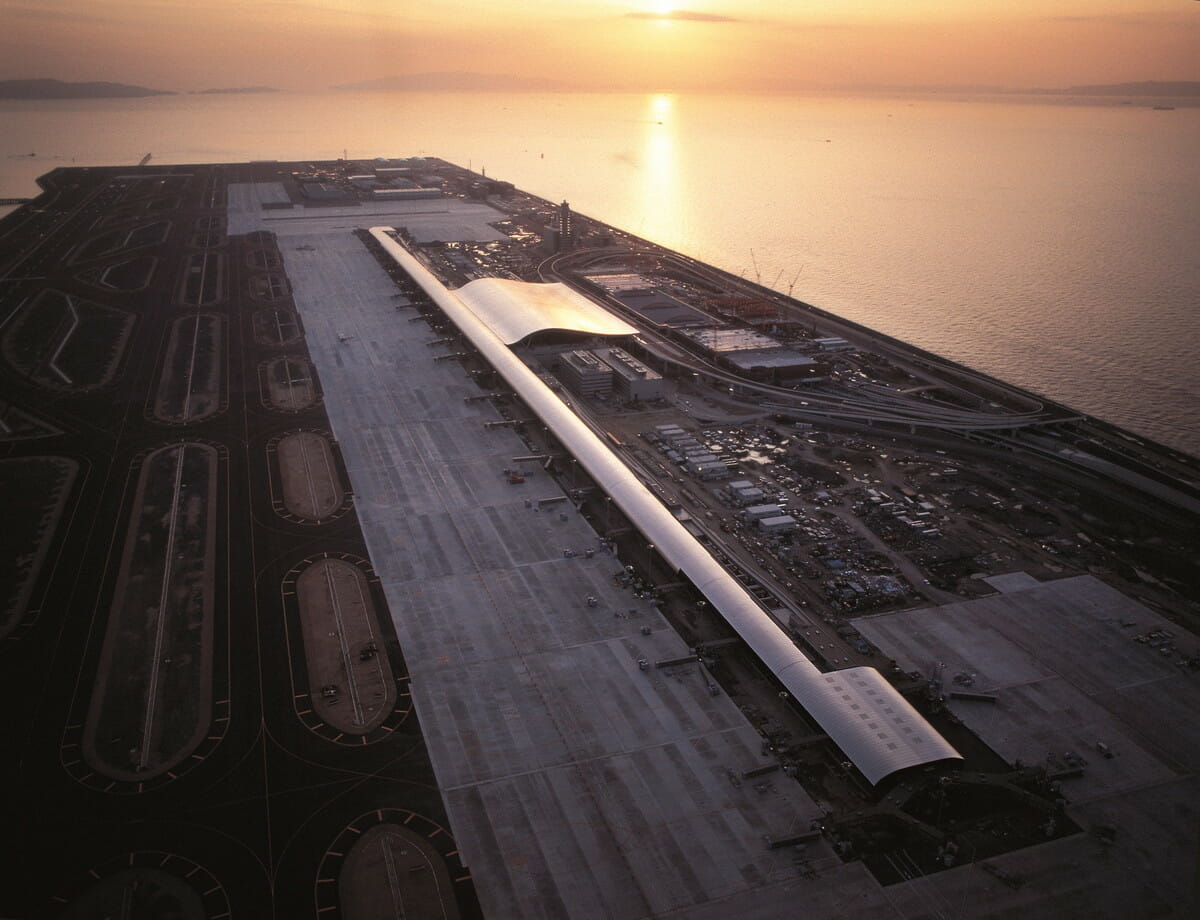 レンゾ・ピアノ「関西国際空港旅客ターミナルビル」(1988-1994年)1994年 ©Fondazione Renzo Piano ©Kansai Airports ©Kawatetsu