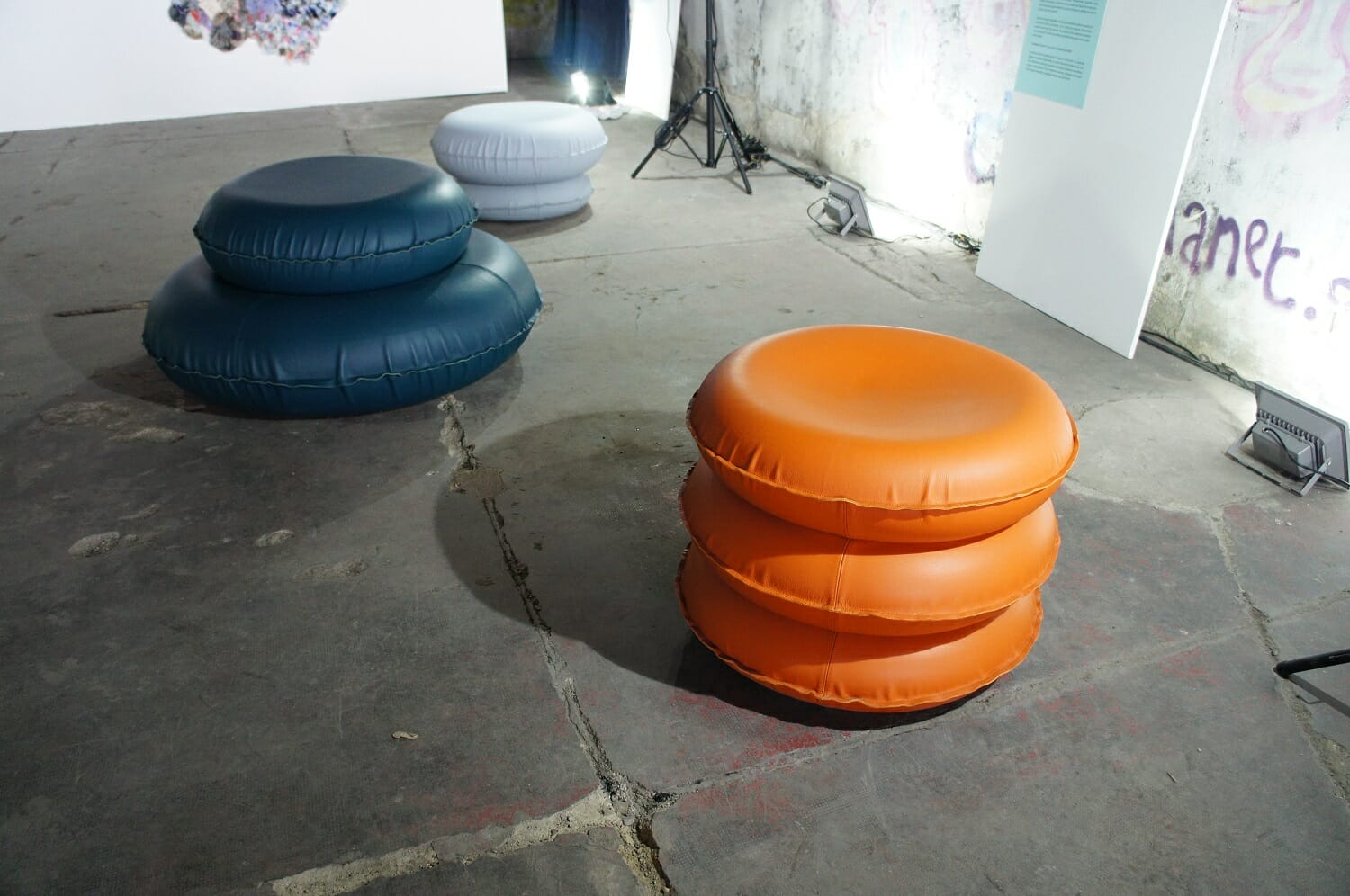 簑島さとみさんの作品「Inflatable Leather」