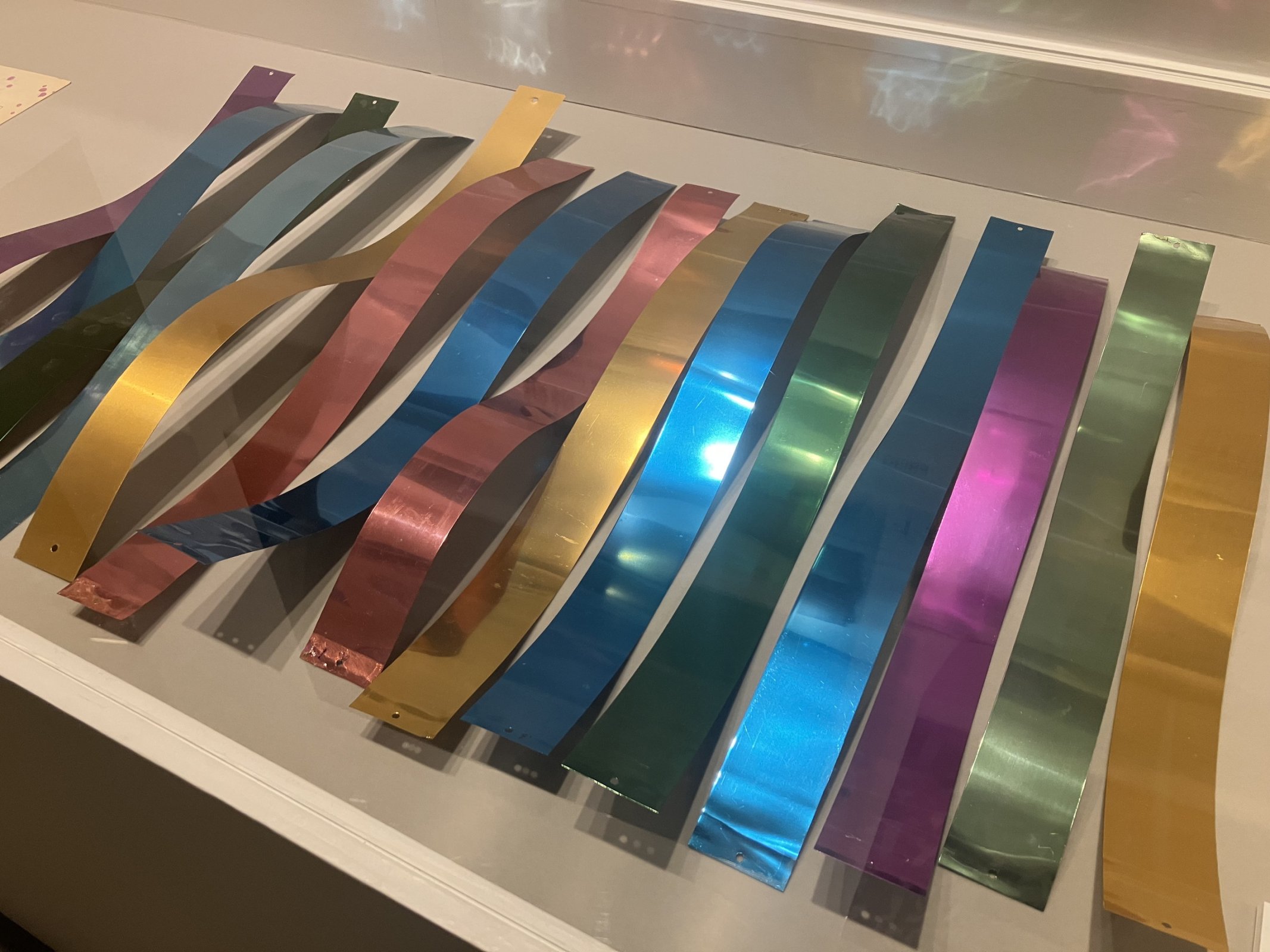 「聖徳大学」の緞帳「瑞光」で使用されている短冊状のアルミパーツの展示風景