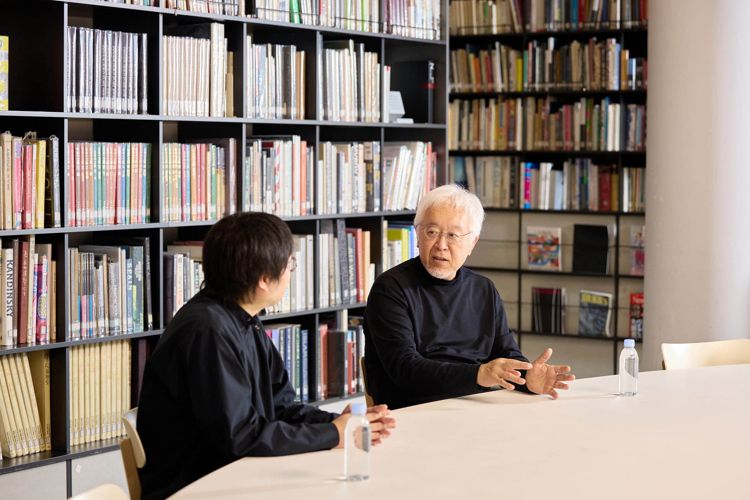 原研哉さんと岡崎智弘さんが話す様子