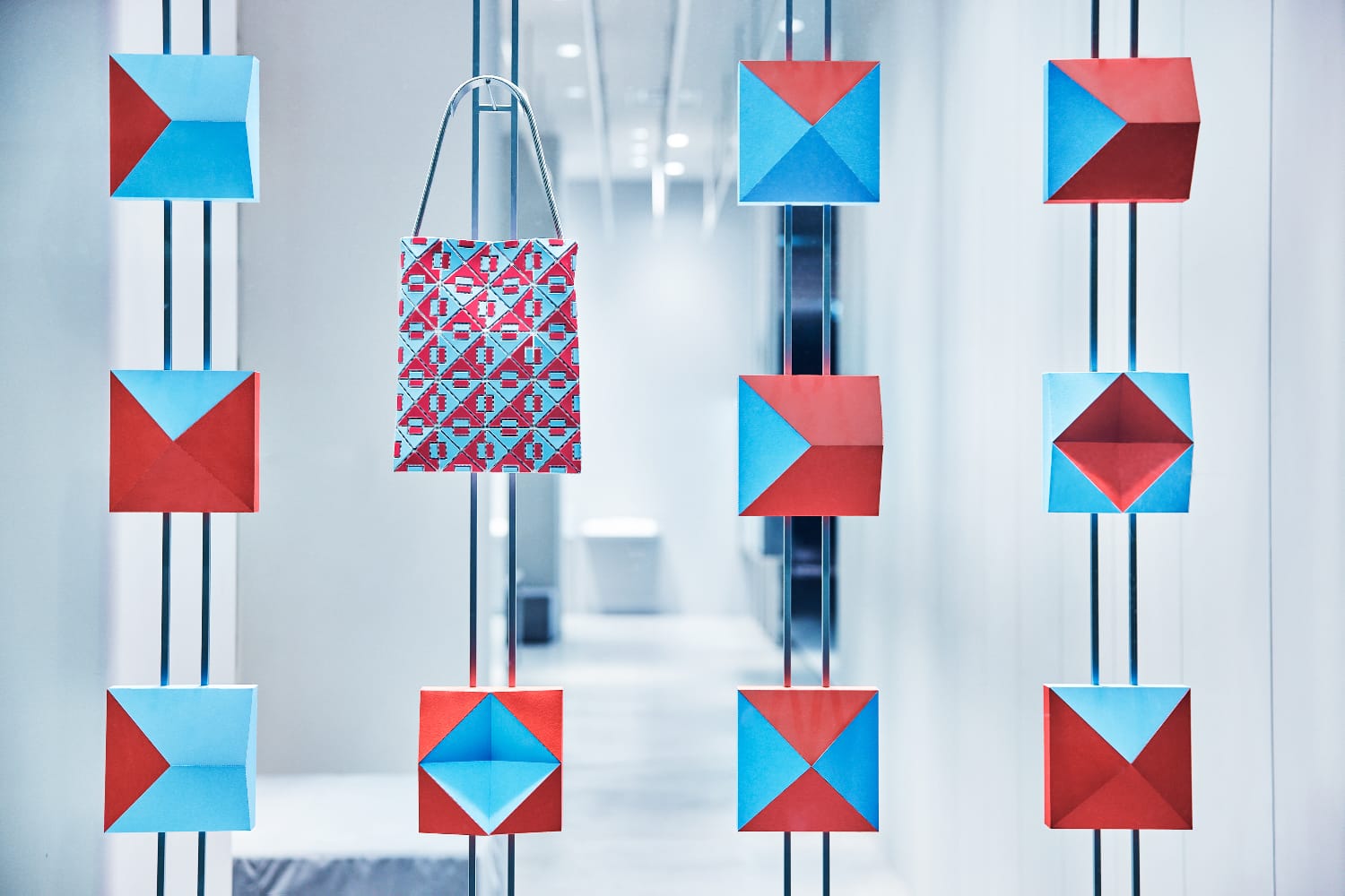 BAO BAO ISSEY MIYAKE 「CONNECT」 window display - 注目のデザイナー - デザイン情報サイト[JDN]