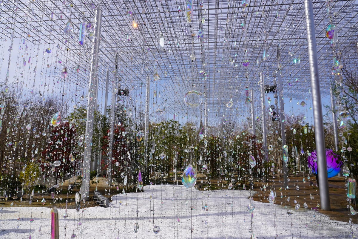 雨と光、サンキャッチャーが組み合わさって生まれる煌めきが美しい