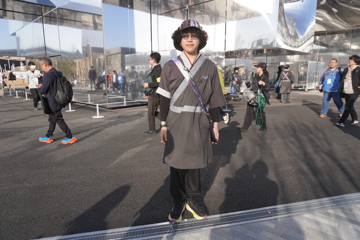 ヌルは「何もない」の意味。また『般若心経』の「色即是空 空即是色」は前後半が鏡合わせに。モチーフである鏡と仏教との関係を解釈し、アテンダントのユニフォームには袈裟を採用