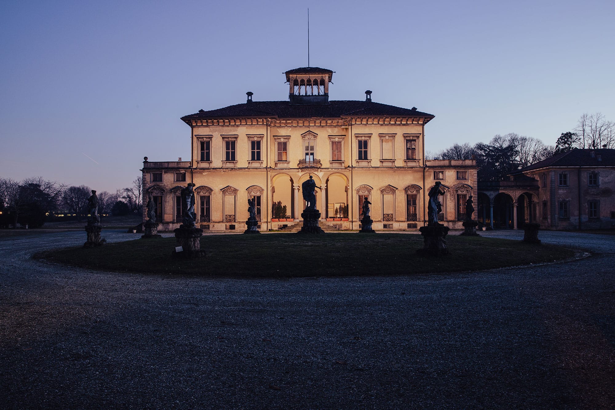 ミラノデザインウォーク限定のアルミ製ドアカバー非売品、限定300点 Ph.jpg