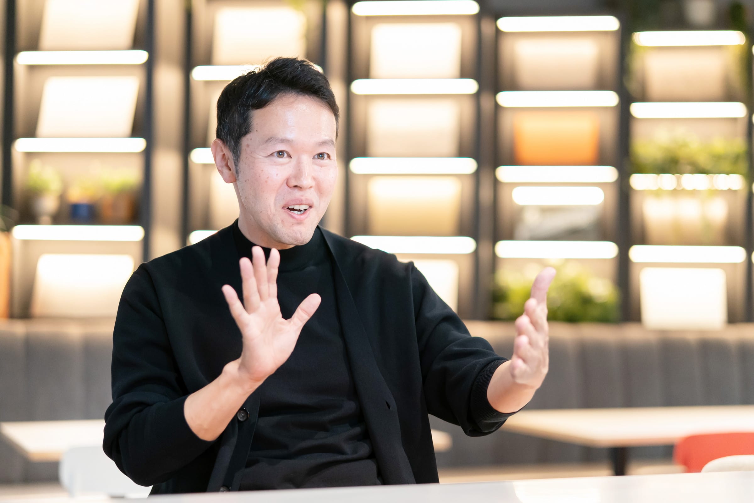吉里謙一 空間デザイナー/株式会社cmyk代表/吉里事務所株式会社代表。武蔵野美術大学工芸工業デザイン学科にてインテリアデザインを修学し、株式会社丹青社入社。2007年に独立し、株式会社cmykを設立。新幹線再生アルミを日本ではじめて活用した「東京ギフトパレット」でグッドデザイン賞、日本の魅力を浅草に集めた「まるごとにっぽん」で日本空間デザイン賞銀賞など、国内外多数のアワードを受賞。デザインの領域は、駅や施設などの商環境を中心に、物販・飲食・ショールーム・オフィス・ホテル・旅館・住空間の設計からプロダクトまで多岐にわたり、独立後から現在まで国内外合わせ1,000件を越えるプロジェクトを手がける。著書「にぎわいのデザイン 空間デザイナーの仕事と醍醐味」出版