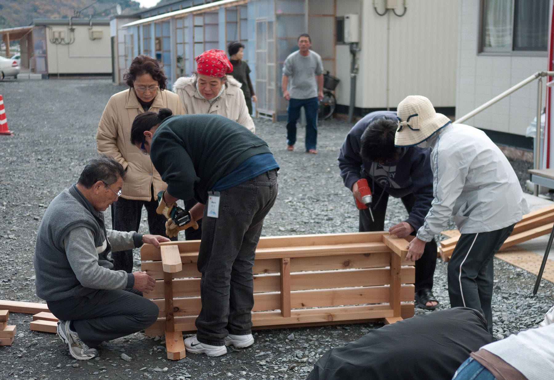 トラフ建築設計事務所＋石巻工房「『Maker Made Since 2011.3.11』より『女川町仮設住宅ベンチワークショップ』」
