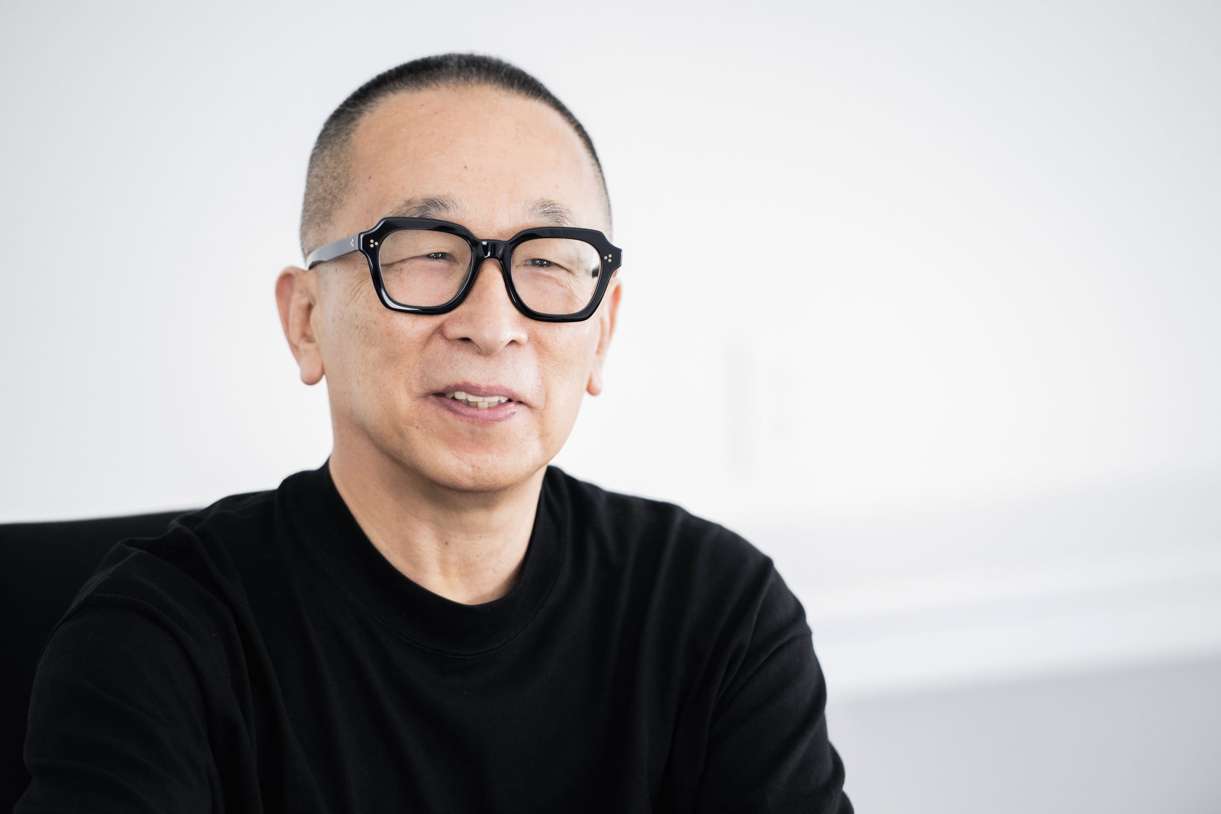 <strong>佐藤卓</strong>　グラフィックデザイナー／京都芸術大学学長。1979年東京藝術大学デザイン科卒業。1981年に同大学院修了。株式会社電通を経て、1984年に佐藤卓デザイン事務所（現株式会社TSDO）を設立。「明治おいしい牛乳」や「ロッテ キシリトールガム」などの商品デザインおよびブランディング、『デザインあneo』の総合指導や『にほんごであそぼ』のアートディレクション、21_21 DESIGN SIGHTのディレクターおよび館長を務めるなど、多岐にわたって活動している