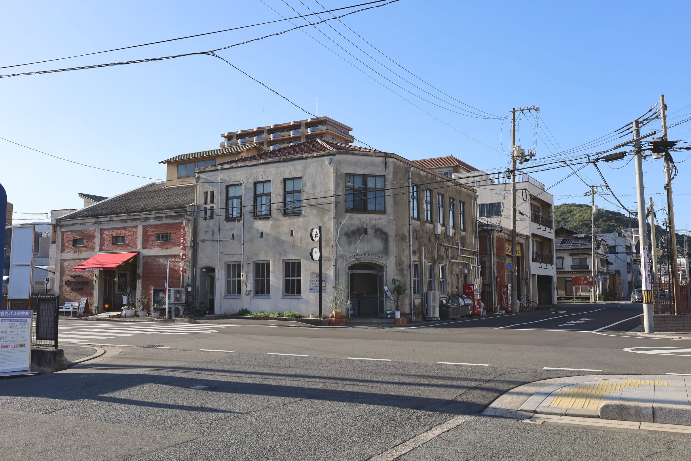 古いコンクリートやレンガの建築物の街並み