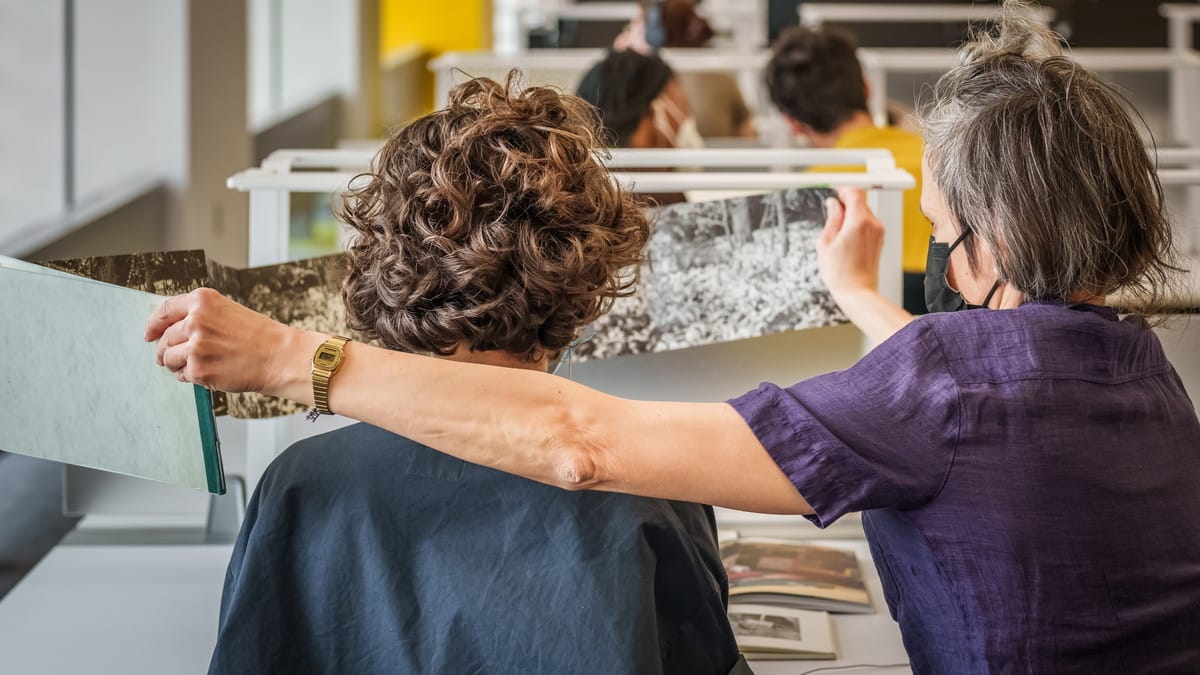 Performance of MANUAL at OFFTA, 2022. Performer: Hanna Sybille Müller. Photograph by David Wong.