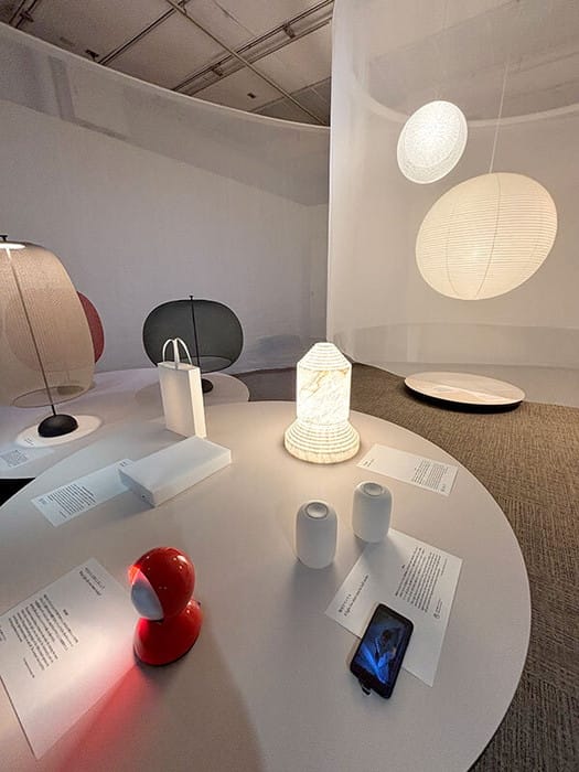 「包む」という視点からセレクトされた照明の展示