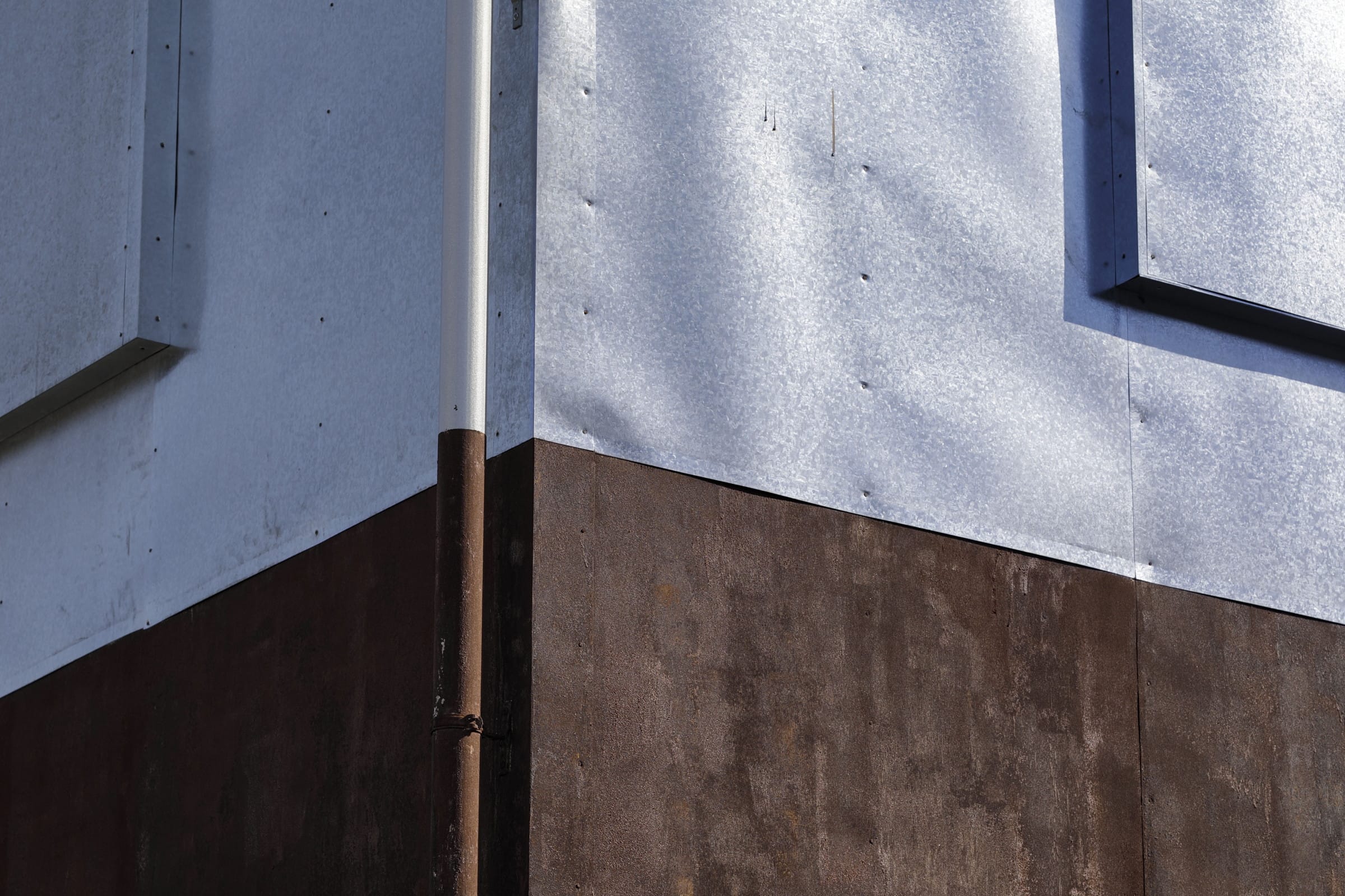 トタン板を貼った外観