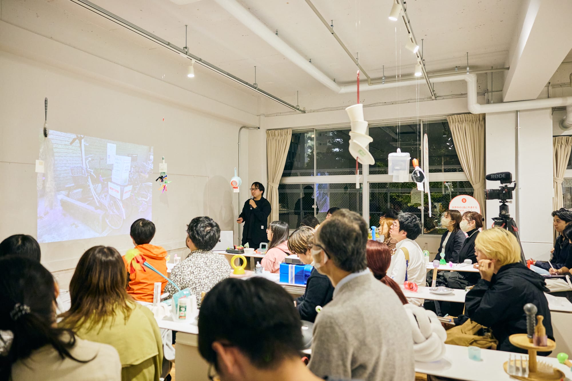 特別公開授業の様子。スクリーンに映っているのが、菅さんの心がザワついた写真