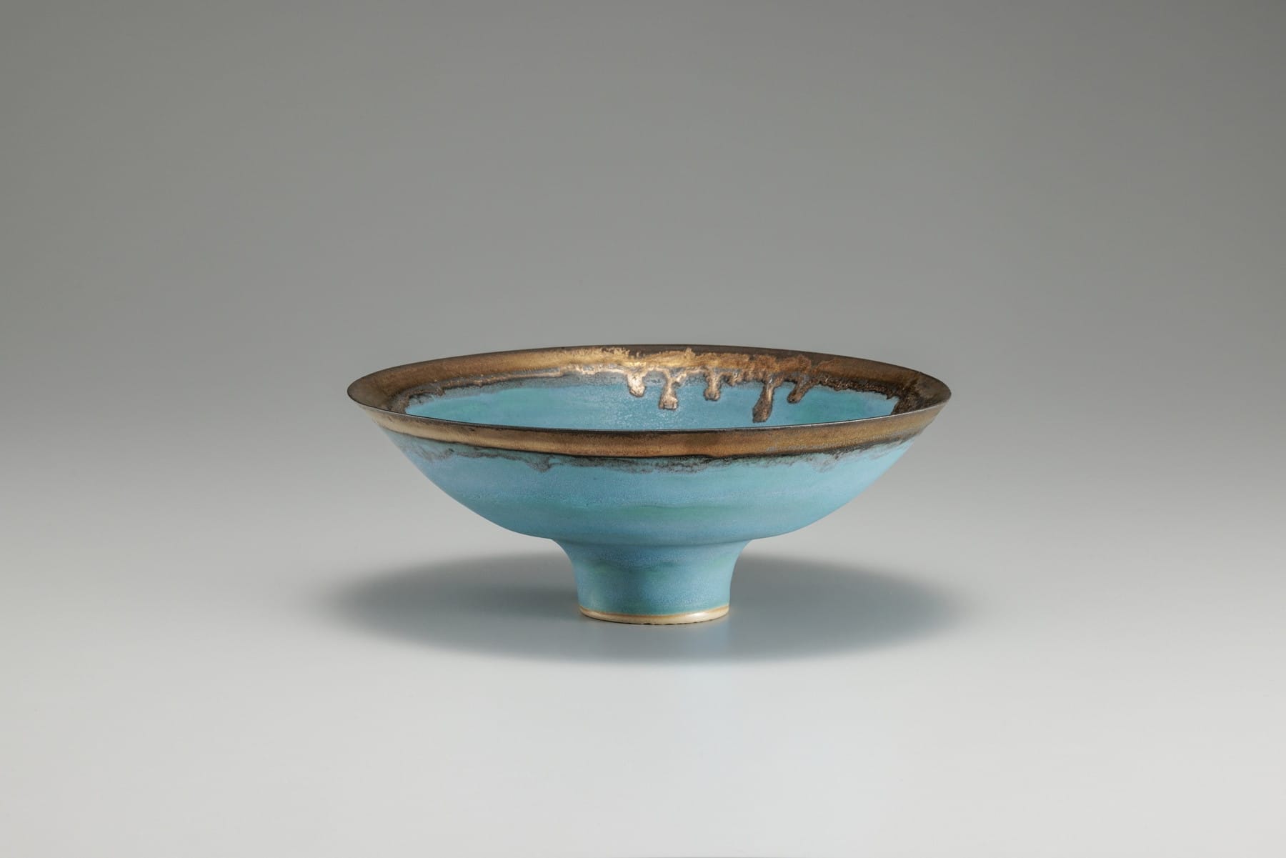 ルーシー・リー《青釉鉢》1980年頃 井内コレクション（国立工芸館寄託）／撮影：品野 塁